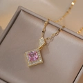 Elegante Goldhalskette mit rosa quadratischem Edelsteinanhänger und Diamanten auf Seide - Rosa Zirkon Halskette (X1858)