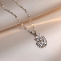 Détail macro du pendentif fleur argenté avec zircons brillants sur chaîne texturée - Collier Fleur en Zircon (X1770)