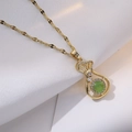 Elegante goldene Glücksbeutel-Halskette mit grünem Edelstein und Zirkonia-Akzenten - Gold