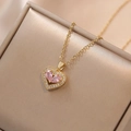 Collana dorata con ciondolo a cuore in zircone rosa su un elegante portagioie - Oro/Rosa