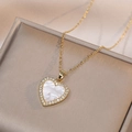 Collar de corazón dorado con nácar blanco y circonitas sobre una placa de champán - Estilo de Corazón de Nácar Blanco (X1712)