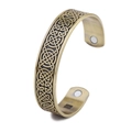 Detail eines Bronze-Wiking-Armreifs mit keltischen Knoten und integrierten Therapiemagneten - Antikbronze