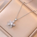 Elegante rotierende Blumen-Halskette mit Zirkonia-Steinen in einer luxuriösen Schmuckbox - Silberne drehbare Blumen-Halskette