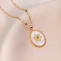 Goldene ovale Blumenkette mit weißem Muscheleinleger und grünem Stein auf weicher Seide - Ovale Blumenkette / Gold