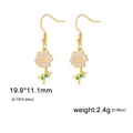Gouden bloem oorbellen met paarse bloemblaadjes en groene steel, 19.8x11.1mm groot - Cosmea / Goud