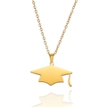Gepolijste gouden roestvrijstalen ketting met een afstudeerhoed hanger op witte achtergrond - Goud