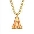 Collier maille gourmette dorée avec pendentif lettre 'A' et détails de couture de baseball - Lettre A