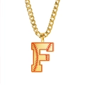 Chaîne cubaine dorée avec pendentif lettre F orné de coutures de baseball rouges tendance - Lettre F