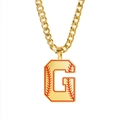 Collier chaîne gourmette dorée avec pendentif lettre G style baseball et coutures rouges - Lettre G