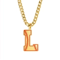 Collier chaîne gourmette dorée avec un pendentif lettre L au design couture de baseball - Lettre L