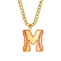 Collier maille cubaine dorée avec pendentif lettre M et détails de couture baseball - Lettre M