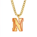Collier chaîne cubaine dorée avec pendentif lettre N baseball et détails de couture rouge - Lettre N