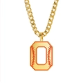 Collier gourmette dorée avec pendentif lettre O octogonal et coutures de baseball - Lettre O