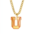 Collier maille cubaine dorée avec pendentif lettre U arborant des motifs de couture baseball - Lettre U