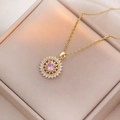 Goldene Halskette mit Sonnenblumen-Anhänger, rosa Edelstein und funkelnden Zirkonias - Rosa Blumen Sternenstrahl Halskette (X0733)
