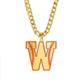 Chaîne cubaine dorée avec pendentif lettre W orné de coutures de baseball rouges sportives - Lettre W