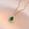 Elegante goldene Halskette mit birnenförmigem Smaragd-Anhänger und Zirkonia-Besatz - Smaragdgrüne Tropfen-Halskette (X3106)
