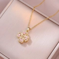 Dettaglio della collana a quadrifoglio con pietre rosa in una scatola regalo - Collana Quadrifoglio Rosa (X3349)
