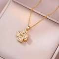 Vista dettagliata di una collana a quadrifoglio dorata con cuori e cristalli di zircone - Collana Quadrifoglio in Zirconia Bianca (X3348)