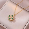 Detailansicht einer goldenen Kleeblatt-Halskette mit grünen herzförmigen Kristallen - Grün Kleeblatt Halskette (X3343)