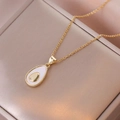 Collana minimalista a forma di avocado dorata con ciondolo in smalto bianco e catena - Collana con Pendente a Goccia di Avocado / Oro