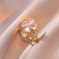 Detailaufnahme des rotierenden Herz-Zirkon-Blumenanhängers am vergoldeten Stahlring - Ring / Gold + Rosa Kleeblatt Offener Ring (J0279)