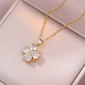 Detalle del colgante de trébol con circonitas de corazón en collar de oro - Oro + Collar de Trébol Transparente (X3341)