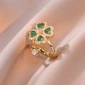 Detailansicht Kleeblatt Ring mit grünen Zirkonia Herzen und Kristallen auf rosa Seide - Grün Kleeblatt Ring (J0283)