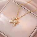 Collier doré élégant avec pendentif en zircons sur un écrin à bijoux champagne - Collier Noeud Doré (X3429)