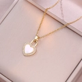 Elegante gouden hartketting met witte parelmoer en glanzende zirkonia-details - Gouden Hartslot Stijl (X3366)