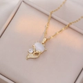 Gros plan du collier pendentif renard doré avec opale blanche et zircons sur boîte - Collier Renard en Opale (X2931)