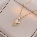 Macro d'un pendentif renard doré avec œil de chat et diamants dans un coffret à bijoux - Collier Renard en Opale Blanche (X2932)