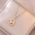 Elegante goldfarbene Halskette mit hohler Spirale und rosa Zirkonia im Zentrum - Rosa Blume Halskette