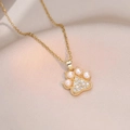 Collier élégant patte de chat dorée avec perles d'eau douce et cristaux étincelants - Collier Perle d'Eau Douce Patte de Chat (X1244)