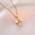 Collier fleur œil-de-chat rotatif avec centre en zircon sur fond de soie rose chaud - Style Trèfle en Opale Doré (X1046)