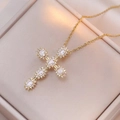 Vue détaillée du pendentif croix dorée orné de zircons étincelants de taille ovale - Or avec Zircone Blanche Style Croix (X1327)