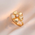Elegante anillo de flor dorada giratoria con pétalos de circón sobre fondo de seda suave - Anillo de Flor Dorada (J0259)