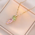 Charmant collier carotte avec cristaux roses et verts sur une chaîne dorée - Carotte / Or