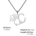 Collier avec pendentif fleur de lotus et visage de femme en acier inoxydable argenté - Lettre C / Acier
