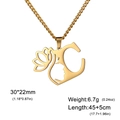 Collier doré avec pendentif lotus et profil de femme, chaîne cubaine et détails - Lettre C / Or