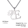Collier lotus en acier inoxydable argenté avec silhouette de femme et pendentif lettre E - Lettre E / Acier