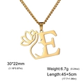 Collier en acier doré avec pendentif lettre E, lotus et silhouette de visage - Lettre E / Or