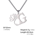 Collier en acier argenté avec pendentif lettre G, fleur de lotus et visage féminin - Lettre G / Acier