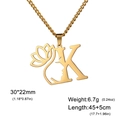 Collier chaîne dorée avec pendentif lettre K lotus et silhouette de visage féminin - Lettre K / Or