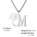 Collier en acier inoxydable argenté avec pendentif lettre M, visage et fleur de lotus - Lettre M / Acier
