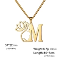 Collier en acier doré avec pendentif lettre M, lotus et silhouette de visage féminin - Lettre M / Or