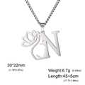 Collier lettre N en acier inoxydable avec motif lotus et profil de femme - Lettre N / Acier