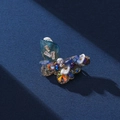 Elegante spilla a farfalla in cristallo con accenti blu scuro e perle su tessuto blu - Stile Farfalla (XX0096)