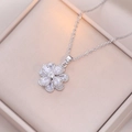 Collier avec pendentif fleur rotatif à double couche de zircons dans son écrin - Style Fleur en Zircon à Cinq Pétales Argenté (X1082)