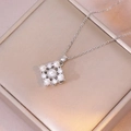 Collier élégant pendentif fleur rotative avec perles et zircon en acier inoxydable poli - X0863 - Fleur D'acier